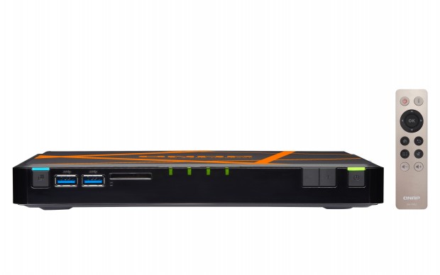 Eine Fernbedienung liegt dem TBS-453 auch bei. (Bild: Qnap)